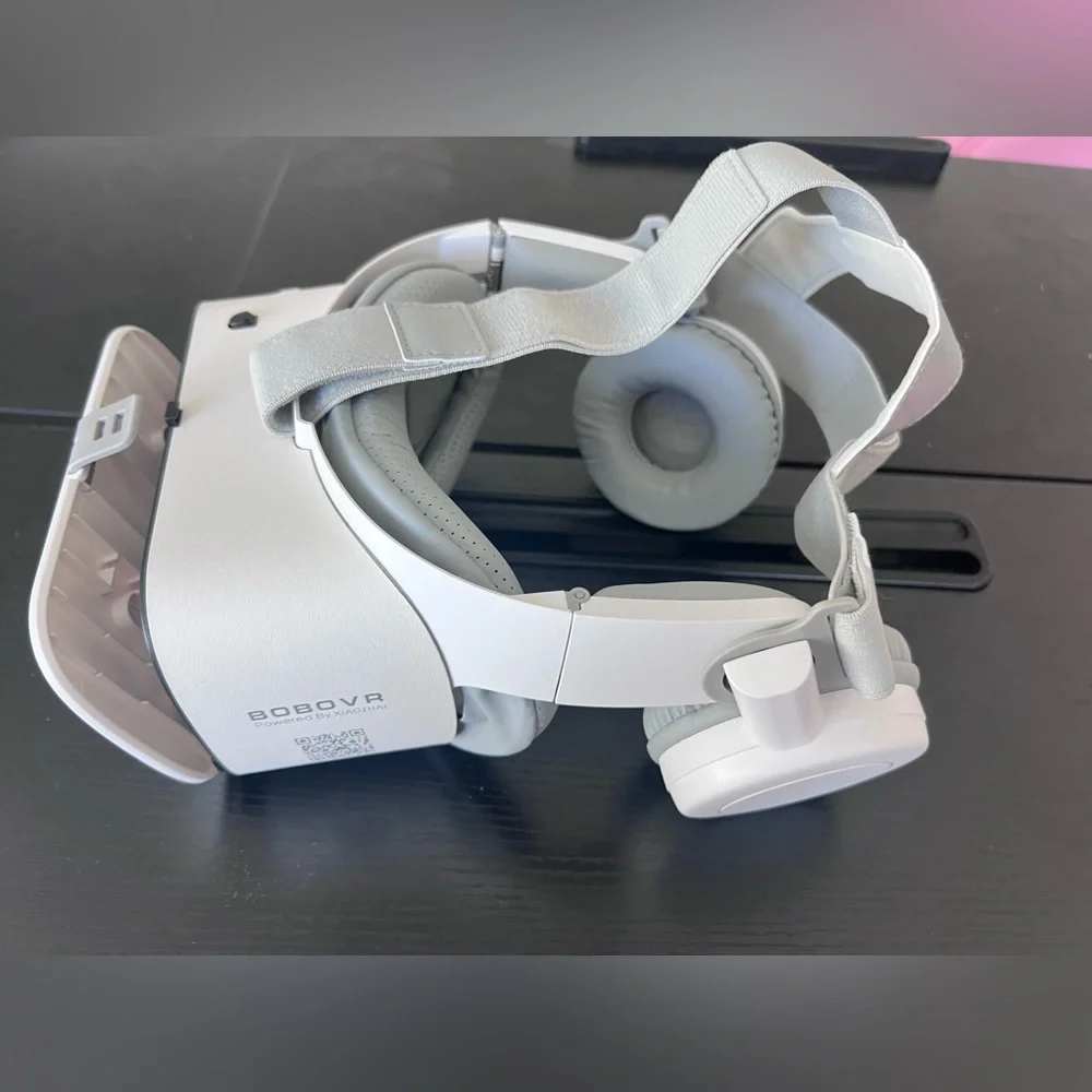 White VR Headset - Picture 2 of 8